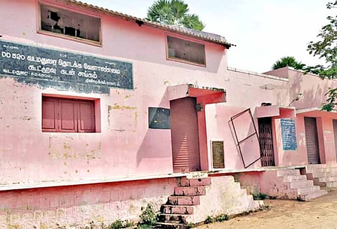 வடமதுரையில் பரபரப்பு: கூட்டுறவு கடன் சங்கத்தை பூட்ட மறந்த ஊழியர்கள் - விடிய, விடிய பாதுகாப்பு பணியில் ஈடுபட்ட போலீசார்