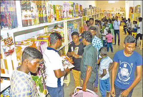 தூத்துக்குடியில் தீபாவளி விற்பனை களைகட்டியது