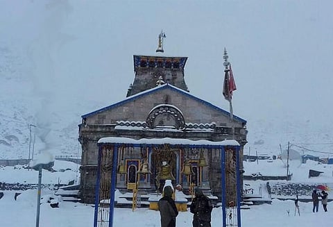 கடும் பனிப்பொழிவு: பத்ரிநாத் கோவில் பக்தர்கள் முகாமில் தவிப்பு - உணவு கிடைக்காத பரிதாபம்