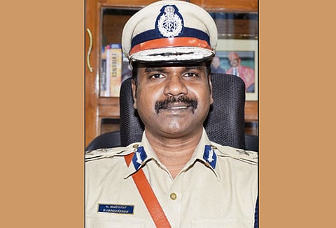 போக்குவரத்து சீரமைப்பு பணியில் ஈடுபடும்போது போலீசார், செல்போன் பயன்படுத்த தடை - கூடுதல் போலீஸ் கமிஷனர் ஹரிசேகரன் உத்தரவு