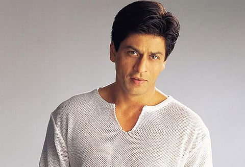 நடிகர் ஷாருக்கானை சந்திக்க முடியாததால் விரக்தி : பிளேடால் உடலை கீறிய ரசிகரால் பரபரப்பு