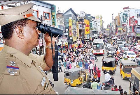 தீபாவளி கூட்ட நெரிசலில் திருட்டை தடுக்க கோவையில் 1,500 போலீசார் பாதுகாப்பு
