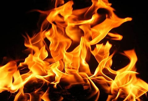 என்ஜினீயரிங் மாணவர் பெட்ரோல் ஊற்றி தீக்குளிப்பு - ஆபத்தான நிலையில் மருத்துவமனையில் அனுமதி