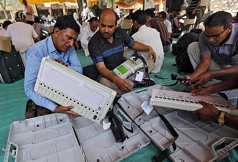 கர்நாடக மக்களவை இடைத்தேர்தல்; காங்கிரஸ் கூட்டணி 2, பா.ஜ.க. 1 இடத்தில் முன்னிலை