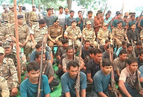 சட்டீஷ்கரில் 62 நக்சலைட்டுகள் சரண் ! பாதுகாப்பு படைக்கு ராஜ்நாத்சிங் பாராட்டு