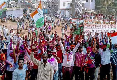 கர்நாடகத்தில் 5 தொகுதிகளுக்கு நடந்த இடைத்தேர்தல்: 4 இடங்களில் காங். கூட்டணி அமோக வெற்றி - ஒரு தொகுதியில் பா.ஜனதா வெற்றி