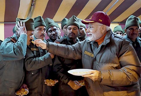 இந்திய ராணுவ வீரர்கள் திறமை, வீரம், கட்டுப்பாட்டில் மிகவும் சிறந்து விளங்குவதாக உலகமே பாராட்டுகிறது: மோடி புகழாரம்