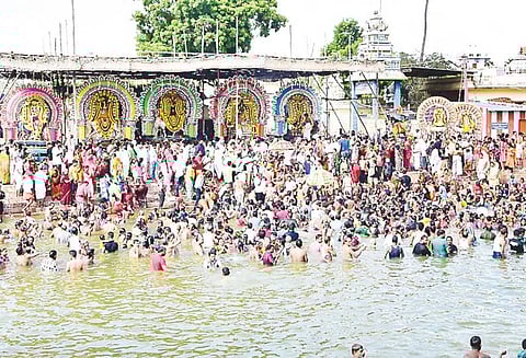 மயிலாடுதுறையில் துலா உற்சவத்தையொட்டி அமாவாசை தீர்த்தவாரி பக்தர்கள் காவிரியில் புனித நீராடினர்