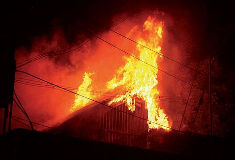 விருதுநகரில் பட்டாசு வெடித்ததில் ஓட்டலில் தீ விபத்து