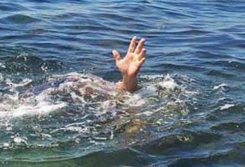 கொடுமுடிக்கு தீர்த்தம் எடுக்க வந்த வாலிபர் காவிரி ஆற்றில் மூழ்கி சாவு