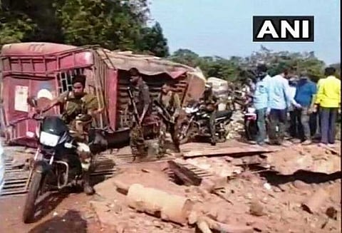 பிரதமர் மோடி பிரசாரம் மேற்கொள்ள இருக்கும் நிலையில் மாவோயிஸ்ட்கள் கண்ணி வெடி தாக்குதல்