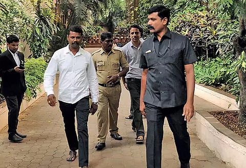 கர்நாடக முன்னாள் மந்திரி வீட்டில் போலீசார் சோதனை