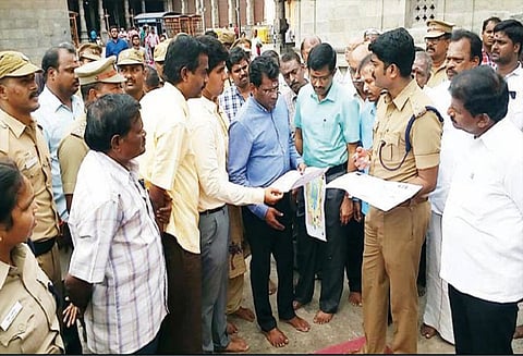 அருணாசலேஸ்வரர் கோவில் பெரிய தேருக்கு புதிய மர சிற்பங்கள் அமைக்க வேண்டும் - ஆய்வுக்கு வந்த கலெக்டரிடம் பொதுமக்கள் கோரிக்கை