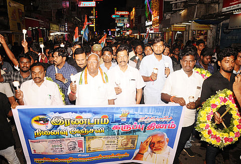 பணமதிப்பு இழப்பு நடவடிக்கையை கண்டித்து மாணவர் காங்கிரசார் மவுன ஊர்வலம் முதல்-அமைச்சர் நாராயணசாமி கலந்து கொண்டார்