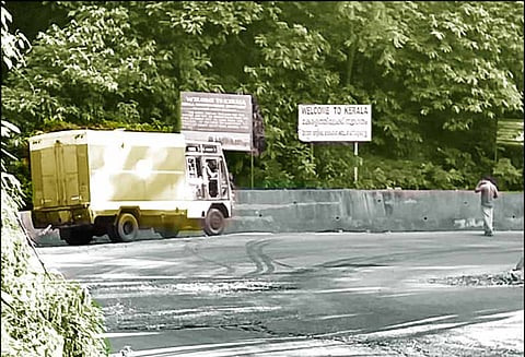 கூடலூர் அருகே: இறைச்சி கழிவுகளை ஏற்றி வந்த கேரள லாரி தடுத்து நிறுத்தம்