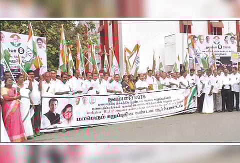 பண மதிப்பிழப்பு நடவடிக்கையை கருப்பு தினமாக அனுசரித்து காங்கிரசார் ஆர்ப்பாட்டம் தக்கலையில் நடந்தது