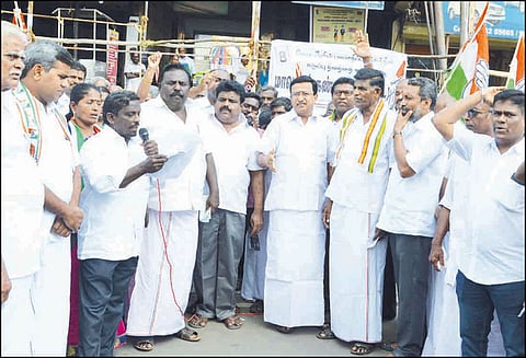 மத்திய அரசை கண்டித்து காங்கிரஸ் கட்சியினர் ஆர்ப்பாட்டம்