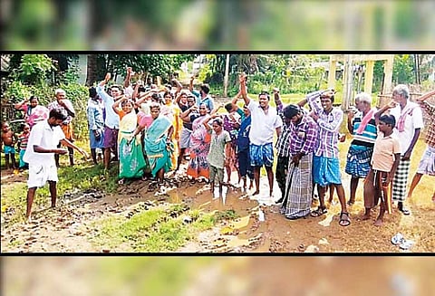 பெண்ணாடம் அருகே: சாலையை சீரமைக்க கோரி கிராம மக்கள் ஆர்ப்பாட்டம்