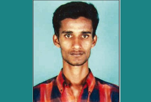 மதுபாட்டிலால் குத்தி வாலிபர் படுகொலை - தனியார் நிறுவன ஊழியர் கைது