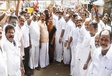 ‘சர்கார்’ பட தியேட்டரை முற்றுகையிட்டு தஞ்சையில், அ.தி.மு.க.வினர் ஆர்ப்பாட்டம் - பகல் நேர காட்சிகள் ரத்து