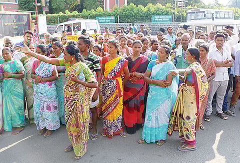 மின்சாரம் தாக்கியதில் வாலிபர் சாவு: சேலம் கலெக்டர் அலுவலகத்தை உறவினர்கள் முற்றுகை