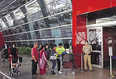 விமானியின் தவறால் விமான கடத்தல் பீதி - டெல்லி விமான நிலையத்தில் பரபரப்பு