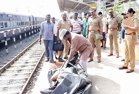 கன்னியாகுமரிக்கு வந்த ரெயிலில் சப்-இன்ஸ்பெக்டர் மர்ம சாவு கழிவறையில் பிணமாக கிடந்தார்