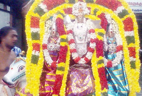 வயலூரில் கந்த சஷ்டி விழாவையொட்டி ரிஷப வாகனத்தில் சிங்காரவேலர் வீதி உலா