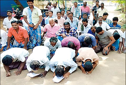 மணல் குவாரி அமைக்கக்கோரி மாட்டுவண்டி தொழிலாளர்கள் மண்டியிட்டு போராட்டம் - விருத்தாசலத்தில் பரபரப்பு