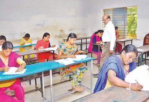 பெரம்பலூர், அரியலூர் மாவட்டங்களில் குரூப்-2 தேர்வினை 8 ஆயிரத்து 837 பேர் எழுதினர்