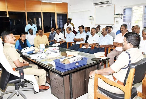 பள்ளி நேரத்தில் இயக்கப்படும் லாரிகள் மீது கடும் நடவடிக்கை எடுக்கப்படும்