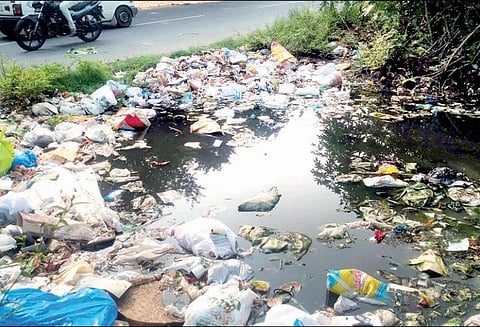 அவினாசி வேலாயுதம்பாளையத்தில் தேங்கி நிற்கும் கழிவுநீரால் நோய் பரவும் அபாயம்