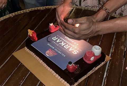 ”சர்கார்” வெற்றியைக் கேக் வெட்டி கொண்டாடிய படக்குழுவினர்