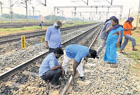 தாம்பரம் சானடோரியம் அருகே தண்டவாளத்தில் விரிசல்; மின்சார ரெயில் சேவை பாதிப்பு