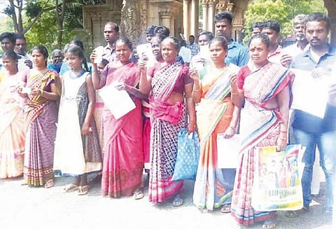 மக்கள் குறைதீர்க்கும் நாள் கூட்டம்: ரேஷன், ஆதார் கார்டை கலெக்டரிடம் ஒப்படைக்க வந்தவர்களால் பரபரப்பு