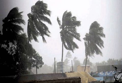 நாகை மீனவ கிராமங்களில் ஒலிப்பெருக்கி மூலம் புயல் எச்சரிக்கை அறிவிப்பு