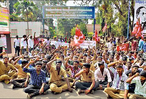 கோரிக்கைகளை வலியுறுத்தி மின்வாரிய ஊழியர்கள் மறியல் - 292 பேர் கைது