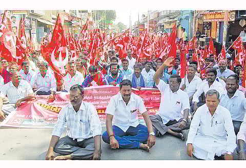 காஞ்சீபுரத்தில் மறியலில் ஈடுபட்ட மின்ஊழியர்கள் 400 பேர் கைது