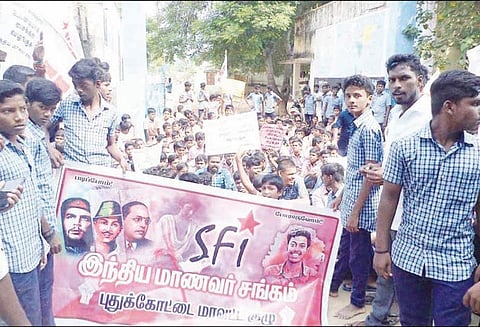 அடிப்படை வசதிகள் கோரி அரசு பள்ளி மாணவர்கள் வகுப்பை புறக்கணித்து தர்ணா