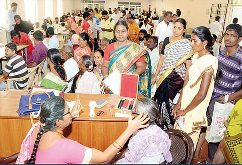 மாற்றுத்திறனாளிகள் 114 பேருக்கு அடையாள அட்டைகள் - சிறப்பு முகாமில் வழங்கப்பட்டது