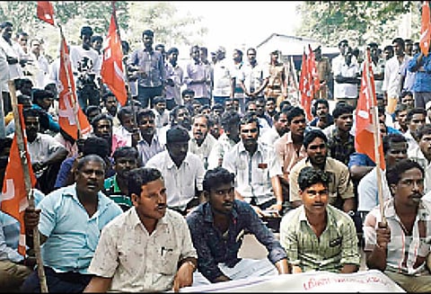 பணி நிரந்தரம் செய்யக்கோரி மின்வாரிய ஒப்பந்த ஊழியர்கள் மறியல் போராட்டம் - 329 பேர் கைது