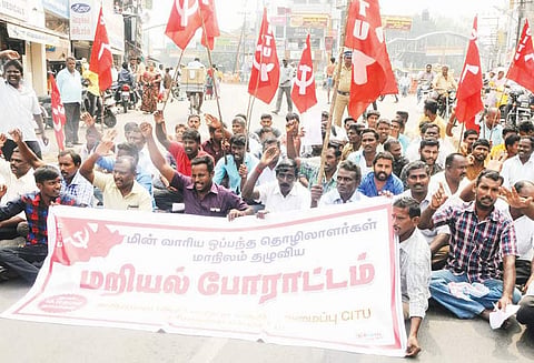 நாமக்கல்லில் மின்வாரிய ஒப்பந்த தொழிலாளர்கள் சாலைமறியல் 70 பேர் கைது