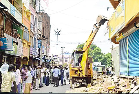 விழுப்புரத்தில் வாய்க்கால் ஆக்கிரமிப்புகள் அகற்றம் - வருவாய்த்துறையினர் நடவடிக்கை