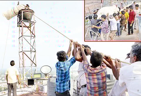 மலைக்கோட்டை கோவிலில் கார்த்திகை தீப திருவிழா: மலை உச்சி கொப்பரையில் திரி வைக்கும் பணி தொடங்கியது