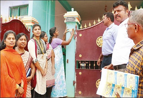 நாகர்கோவிலில் கொசுப்புழு இல்லாத 1,800 வீடுகளில் பாராட்டு ‘ஸ்டிக்கர்’ - நகராட்சி ஆணையர் தலைமையில் ஒட்டப்படுகிறது