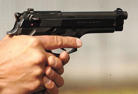 பெங்களூருவில் பரபரப்பு: போலீஸ்காரரை தாக்கிவிட்டு தப்பி ஓட முயன்ற பிரபல திருடனை போலீசார் சுட்டுப்பிடித்தனர்