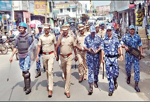 கம்பத்தில் அதிவிரைவு படை வீரர்கள் கொடி அணிவகுப்பு