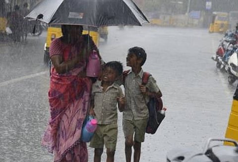 கஜா புயல்; 5 மாவட்டங்களில் பள்ளி, கல்லூரிகளுக்கு நாளை விடுமுறை