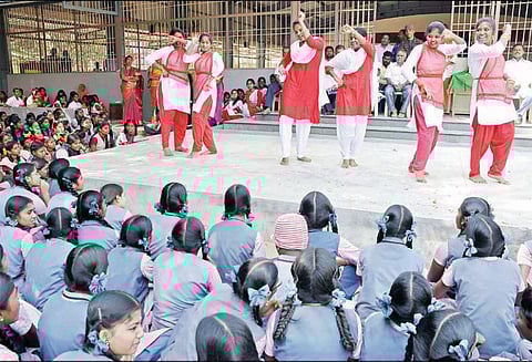 அரசு பள்ளிகளில் குழந்தைகள் தின விழா கொண்டாட்டம்