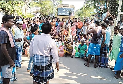 சீரான முறையில் குடிநீர் வினியோகம் செய்யக்கோரி அரசு பஸ்சை பொதுமக்கள் சிறைபிடிப்பு திட்டக்குடி அருகே பரபரப்பு